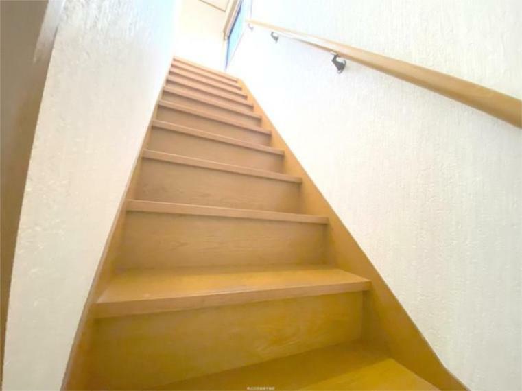 階段は手すり付きで安心