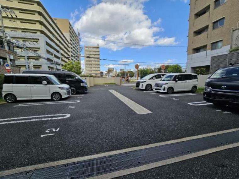 ゆったりとした敷地内駐車場で駐車もらくらく！
