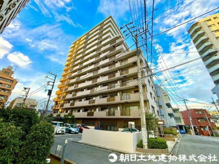 藤沢駅前に位置しながらも、閑静な住宅地に佇むマンションになります。