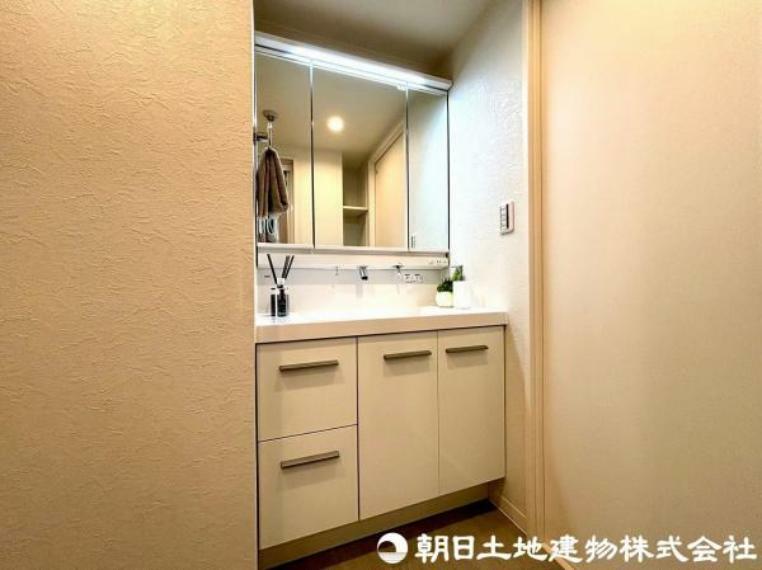十分な広さのある洗面室。鏡の中には収納スペースがございます。