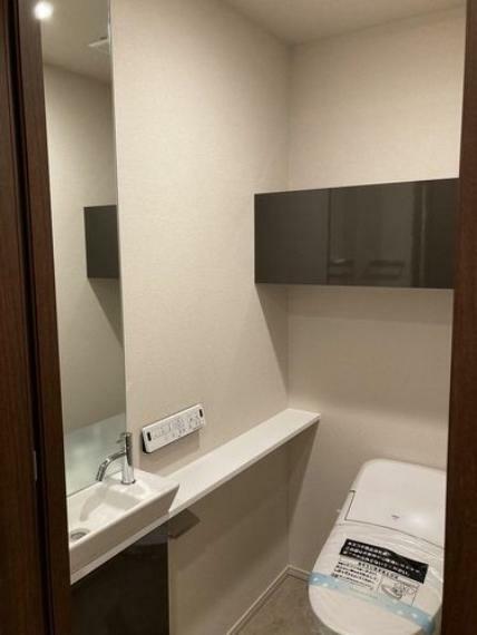 【トイレ】来客時にもうれしい専用手洗い付きのトイレです。