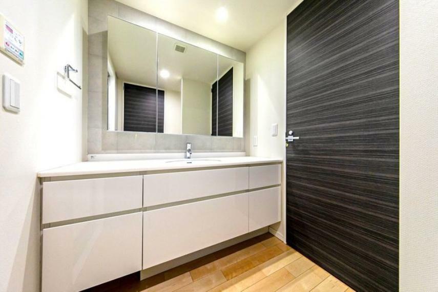 【洗面室】身だしなみのチェックがしやすい大きな3面鏡。収納力も豊富で、スッキリとした空間です