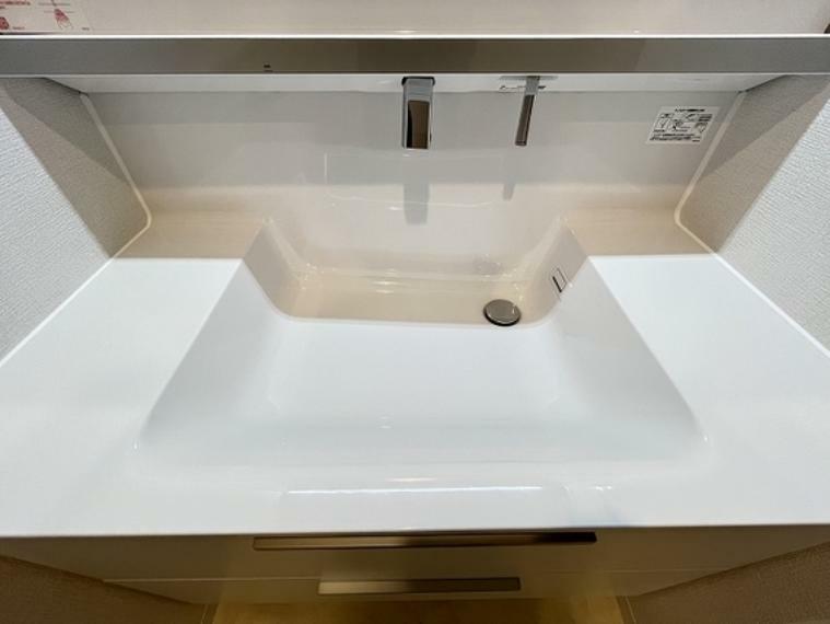 シンプルだからこそ使いやすい。スタンダードなデザインの洗面ボウルは清潔感あるオフホワイトです。