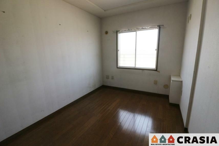 約5.2帖の洋室です。シンプルな室内はインテリアのアレンジでお部屋の印象が変わりますね（2024年4月撮影）