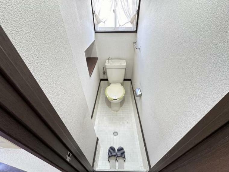 シンプルなデザインのトイレ。飾り付けも楽しめます！
