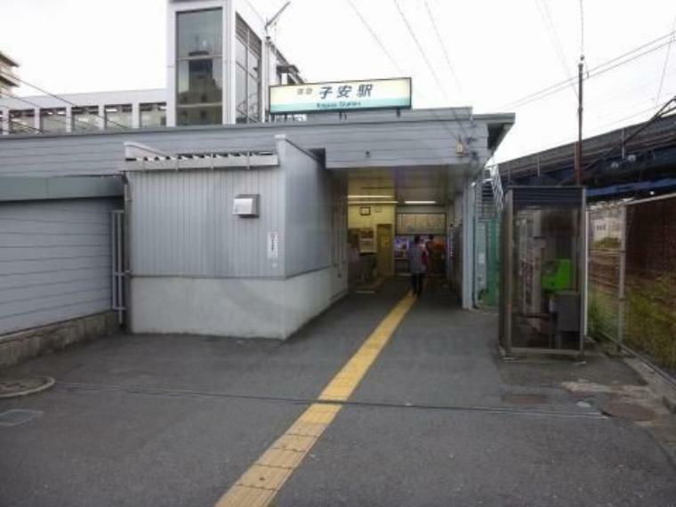 子安駅（京急 本線） 徒歩1分。