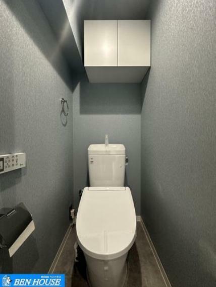 ・新規交換済のシャワー洗浄機能付のトイレ・清潔感が印象的な空間です・リモコンは壁掛けタイプでお手入れもしやすい設備です・吊戸棚にはトイレットペーパーやお掃除道具をしまえますね