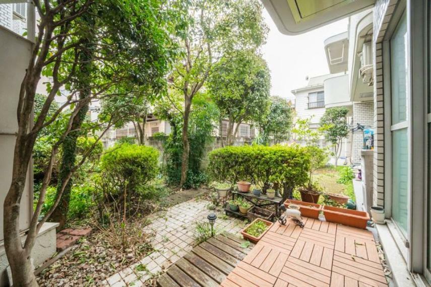 ゆとりのある専用庭（使用料月額600円）。緑を眺めながらの生活を始めてみませんか？