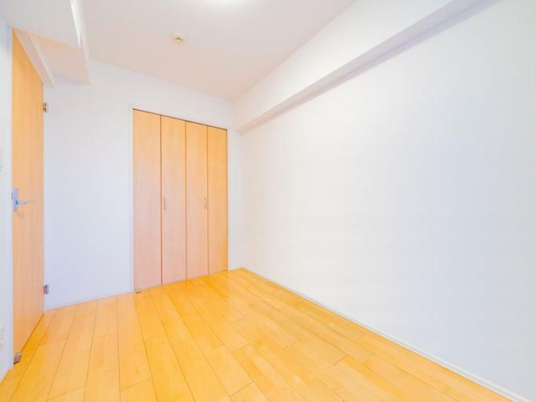 洋室（約4.7帖）　※画像はCGにより家具等の削除、床・壁紙等を加工した空室イメージです。