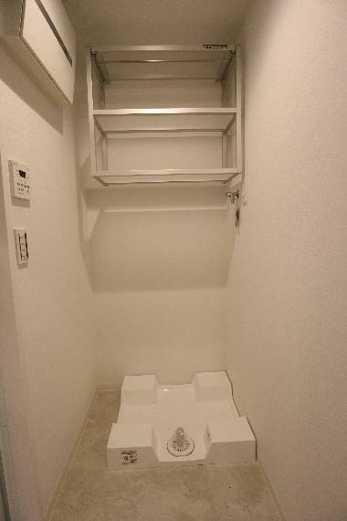 洗濯機防水パン、上部に棚を設置