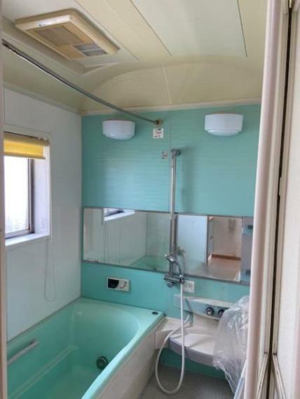浴室乾燥機付の浴室。24時間換気機能付き。1616サイズで広々。窓もあり換気で清潔を保てます。