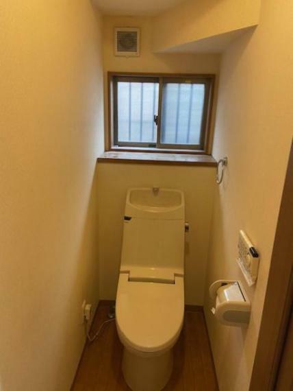 1階トイレ。トイレの配置は家族が使いやすい位置に配置。階段下を利用してのスペース。