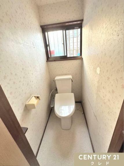 【1階トイレ】<BR/>ウォシュレット付きのトイレです。<BR/>室内はライフスタイルに合わせやすいシンプルな造り。<BR/>温水洗浄・便座暖房機能の付いたトイレは、肌への負担に配慮し、快適な生活をサポートします。