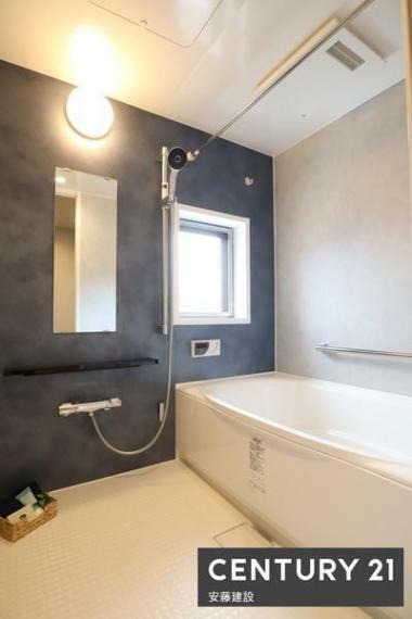 【　浴室　/　Bathroom　】<BR/>たっぷりのお湯にゆったり浸かれそうな浴室です。<BR/>浴室暖房換気乾燥機付き・窓付きでカビ対策にもなります。