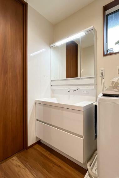 上質な洗面空間が、ゆとりの時間を演出。お出かけ前の身だしなみに一歩差がつく三面鏡。