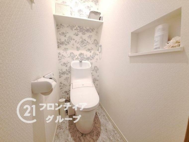 水洗トイレは掃除が楽にできるため、清潔に保つことができます。華やかに彩ってくれる花柄のクロスです。