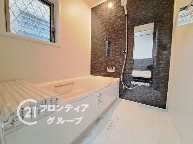 しっかり換気が出来る大きな窓付き。湿気がこもりやすい浴室も清潔に保てます