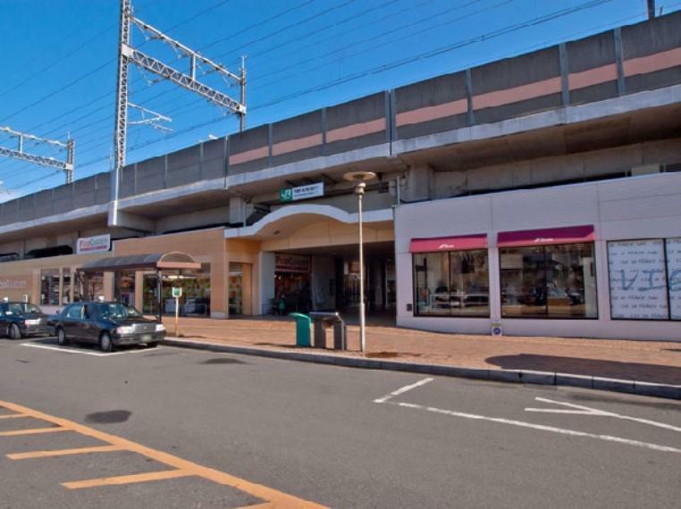 JR埼京線「与野本町」駅（さいたま市の心臓部です。中央区役所をはじめ、行政・公共サービス機関の多くが与野本町駅周辺に置かれています。行政地区は駅北側に広がり、南側は住宅地区になっています。）