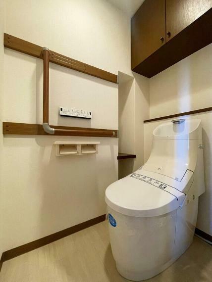 ■トイレは快適な温水洗浄便座機能付き手すりが付いていますので、ご年配の方も安心です。