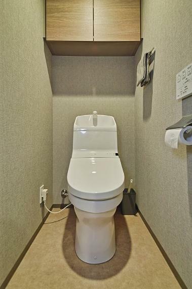 温水洗浄便座付トイレです。上部に棚があり、収納できます。