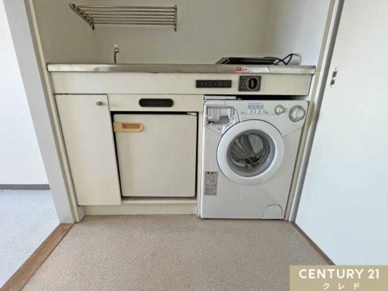 キッチンの下には全自動洗濯機付き。単身、少人数世帯なら十分な量を洗濯することができます。<BR/>コンパクトなサイズなので場所を取らないのも嬉しいポイント！