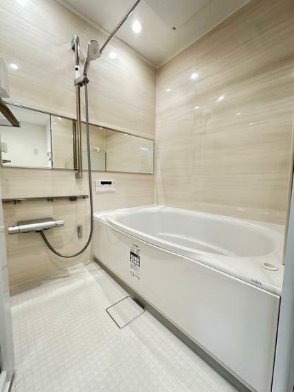 浴室換気乾燥暖房機能付きの浴室は、雨の日でも乾燥機能で洗濯物をカラっと乾かせます。自動湯はりや追い焚き機能を備えたオートバスで一日の疲れを癒していただけます。