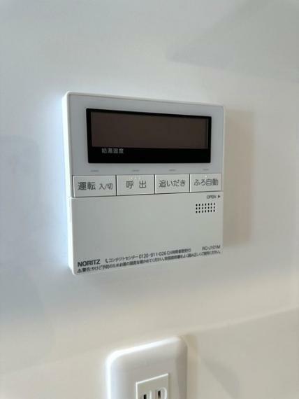 キッチンの壁にはユニットバスのコントローラーが設置されています！<BR/>お湯張りや追焚き操作もキッチンから操作でき<BR/>いつでも温かいお風呂に入ることができます！