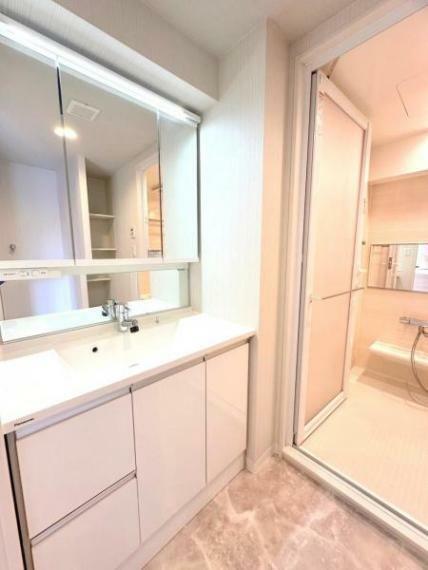 ■毎日使う洗面所は収納豊富で清潔感溢れる白が基調の空間
