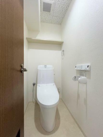 【リフォーム中】トイレはLIXIL製の温水洗浄機能付きに新品交換します。キズや汚れが付きにくい加工が施してあるのでお手入れが簡単です。直接肌に触れるトイレは新品が嬉しいですよね。