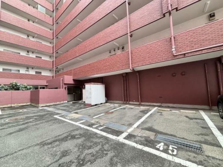 【駐車場】マンション敷地内駐車場写真です。現在は棟内駐車場の空きありませんが、近隣（約80M）に月極駐車場（月額7700円税込）があり確保しています。（令和6年1月現在）