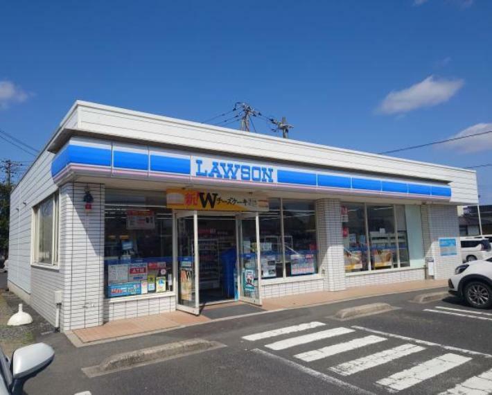 ローソン平田中ノ島店様まで400m（徒歩約5分）です。24時間空いているお店が近くにあるのはうれしいですね。