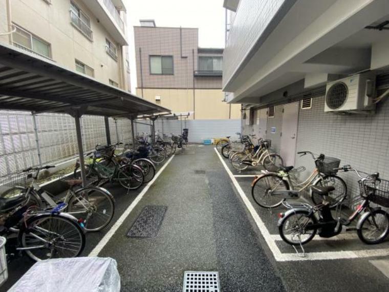 【駐輪場】屋根付き駐輪場です。雨の日でもゆっくりと支度ができます。