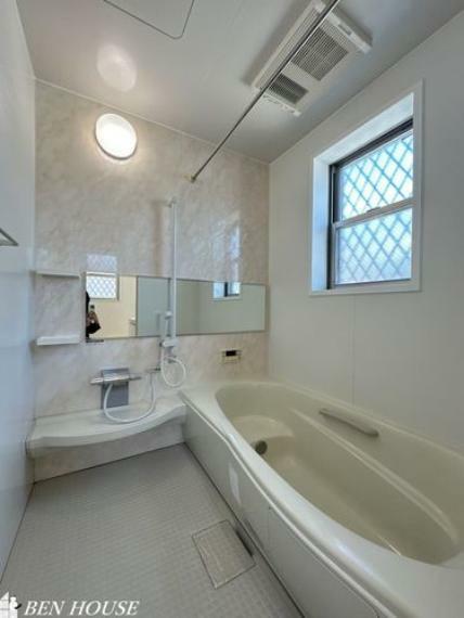 バス・足を伸ばしてゆったりと入れる広々タイプのバスルーム。・浴室乾燥機はもちろん窓もございますので、いつでも換気できます