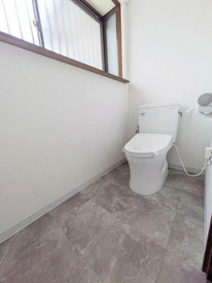 トイレはスペース広く、大きめの窓で明るいです。