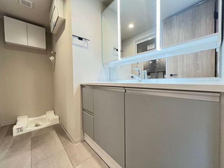 スペースにゆとりのある洗面室。洗面台がワイドでふたり並んで鏡をチェックできそう。