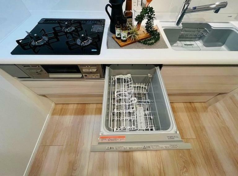 食器を洗っている間にお掃除など、様々なシーンで家事の時短に役立つ食洗機。省スペースのビルトインタイプを採用致しました。