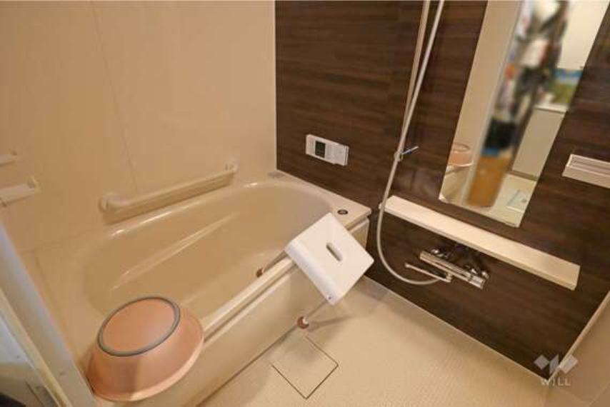 【浴室】浴室は2015年11月に交換済み。広々としており、日ごろの疲れが癒されます。