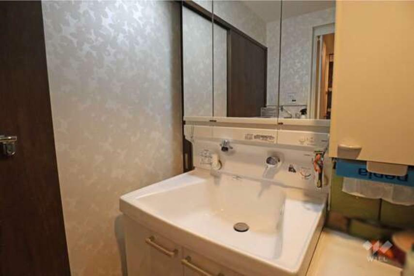 【洗面室】洗面台は2015年11月に交換されております。コンセント、三面鏡が付いていて便利です。