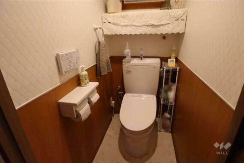 【トイレ】トイレは2015年に交換されております。壁、床はお掃除がしやすい素材です。