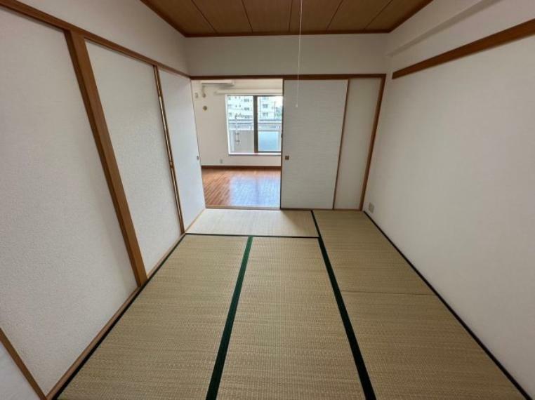 リビングから繋がる和室 扉を開けて空間を広く見せることもできます。