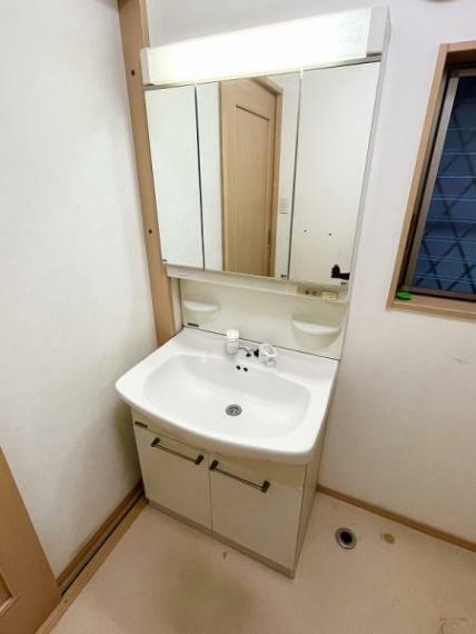三面鏡付きの洗面台となっております。<BR/>シャワーノズル付き、収納の豊富な洗面台です。