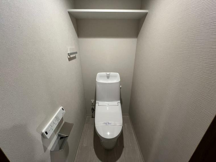 温水洗浄便座付きトイレ。<BR/>清潔感のある爽やかな空間です。