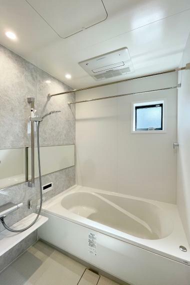 浴室（2024年3月）撮影<BR/>ホワイトを基調に清潔感あふれる浴室。浴室暖房乾燥機、窓もあります！