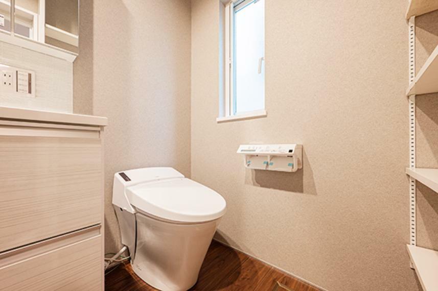 スタイリッシュで掃除がしやすく、機能性も優れたタンクレストイレです。 1階・2階にトイレあり。