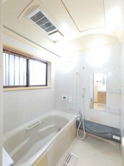 【リフォーム済】浴室は足を伸ばして入れる1坪サイズです。クリーニングしてお引渡しいたします。