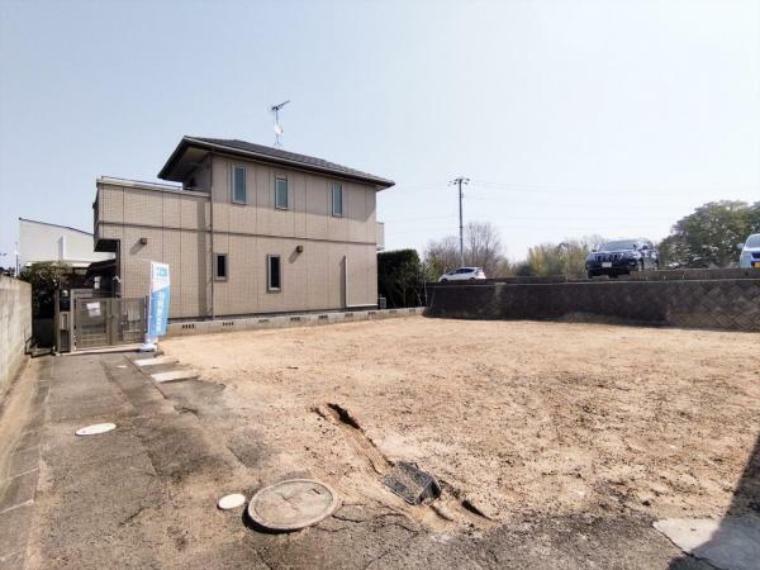 （リフォーム中写真4/26撮影）隣の古家を解体し、駐車スペースにしました。