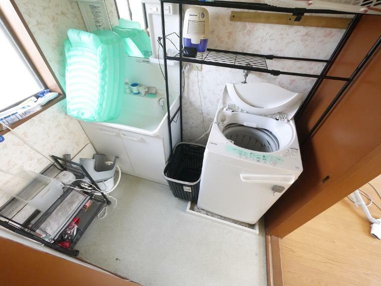 ゆとりの洗面スペースで朝の身支度もスムーズに　暮らしを快適に変えるシャワー付洗面台