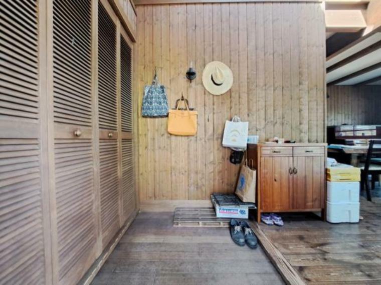 開放感ある玄関は豊富な収納ですっきりキレイを維持できます。カバンや帽子はオシャレに壁掛けに！