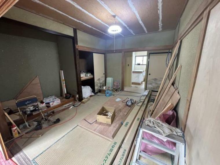 【リフォーム中】1階の和室です。天井と壁はクロス張替えを行います。床は畳の井草を張り替えます。