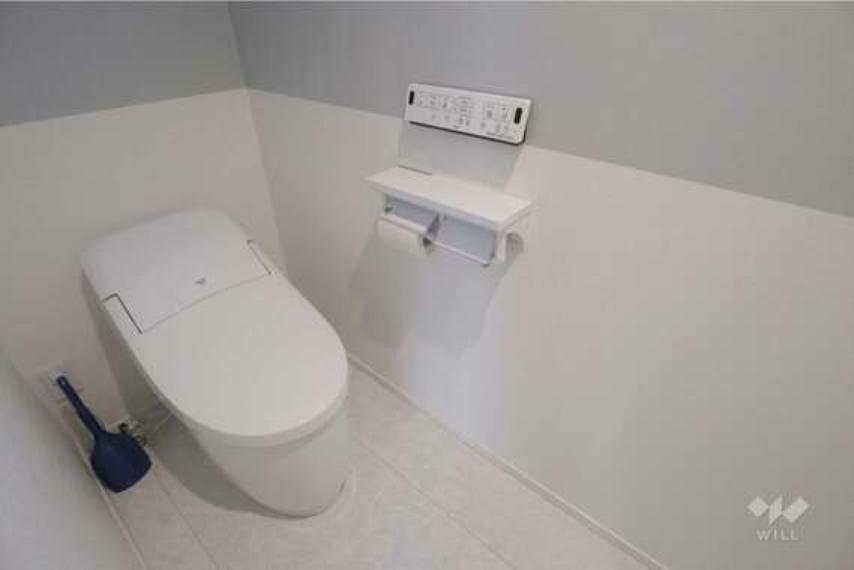 白とグレーを基調としたトイレで清潔感あって気持ちいいですね。温水洗浄便座つきなので清潔を保てます。
